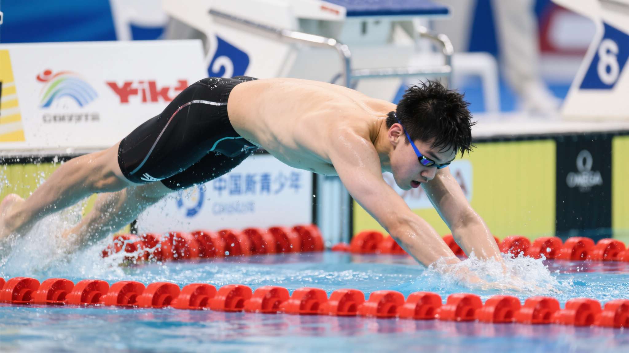 13岁于子迪击败美国名将史密斯,夺女子200米蝶泳金牌 13岁于子迪击败美国名将史密斯,夺女子200米蝶泳金牌